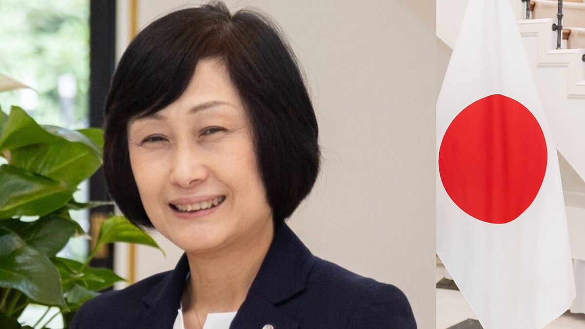 Imagem de Mitsuko Tottori , a nova CEO (presidente) da Japan Airlines. Ao lado, uma bandeira do Japão.