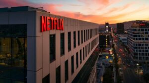Na imagem mostra uma fachada de um prédio com o nome Netflix
