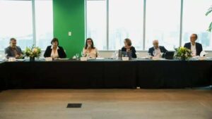 No centro da foto, Magda Chambriard durante Café da Manhã em que foi anunciado desconto no gás natural