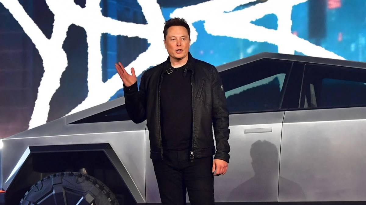 No centro da imagem, Elon Musk, a quem a NASA quer que recaia investigação por conversas do empresário com Vladimir Putin