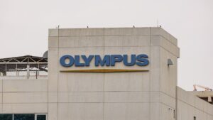 Imagem da fachada da Olympus para representar e ilustrar a matéria sobre a demissão do CEO da empresa por compra de drogas.
