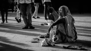 Imagem de uma mulher em situação de vulnerabilidade para representar a reportagem dos países mais pobres do mundo