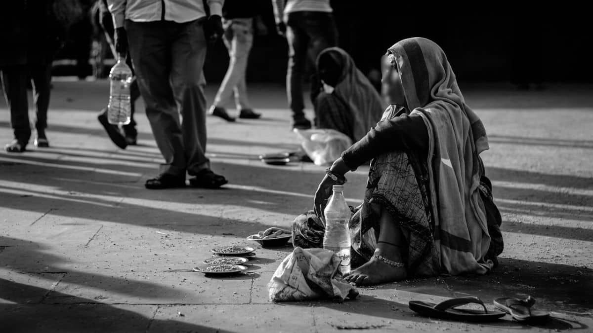 Imagem de uma mulher em situação de vulnerabilidade para representar a reportagem dos países mais pobres do mundo