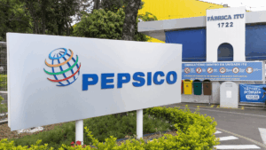 A PepsiCo registrou lucro de US$ 1,52 bi no 4º tri, alta de 17%, mas queda na receita preocupou investidores, e ações caíram 1,9%.