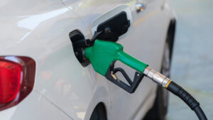 Imagem de um veículo abastecendo o tanque com gasolina no posto de combustível.