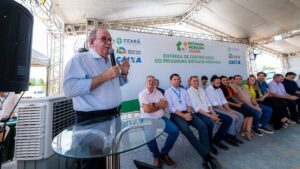Ricardo Cavalcante, presidente da FIEC, participa da entrega de chaves de programa habitação popular