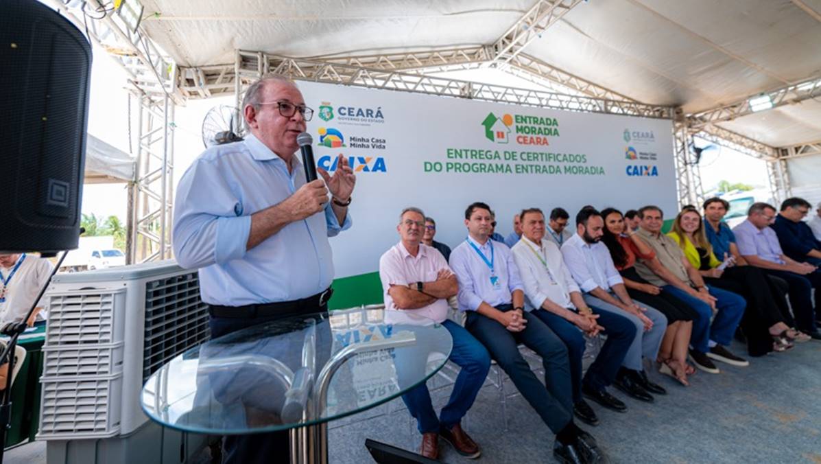 Ricardo Cavalcante, presidente da FIEC, participa da entrega de chaves de programa habitação popular