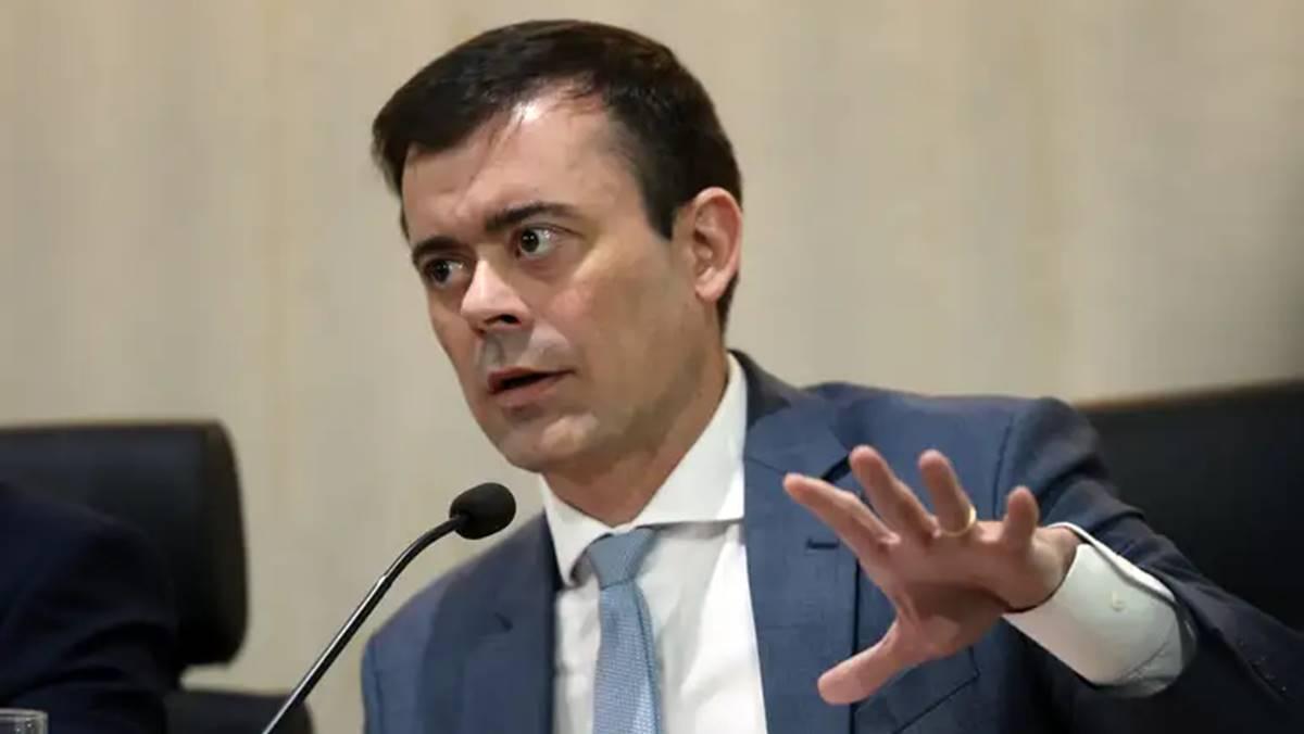 Rogério Ceron, secretário do Tesouro Nacional, revela que a dívida pública deve alcançar 82% até 2028