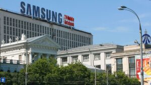 Balanço financeiro da Samsung mostra lucro em alta, mas receita abaixo do esperado impacta ações. Veja os números e a reação do mercado.