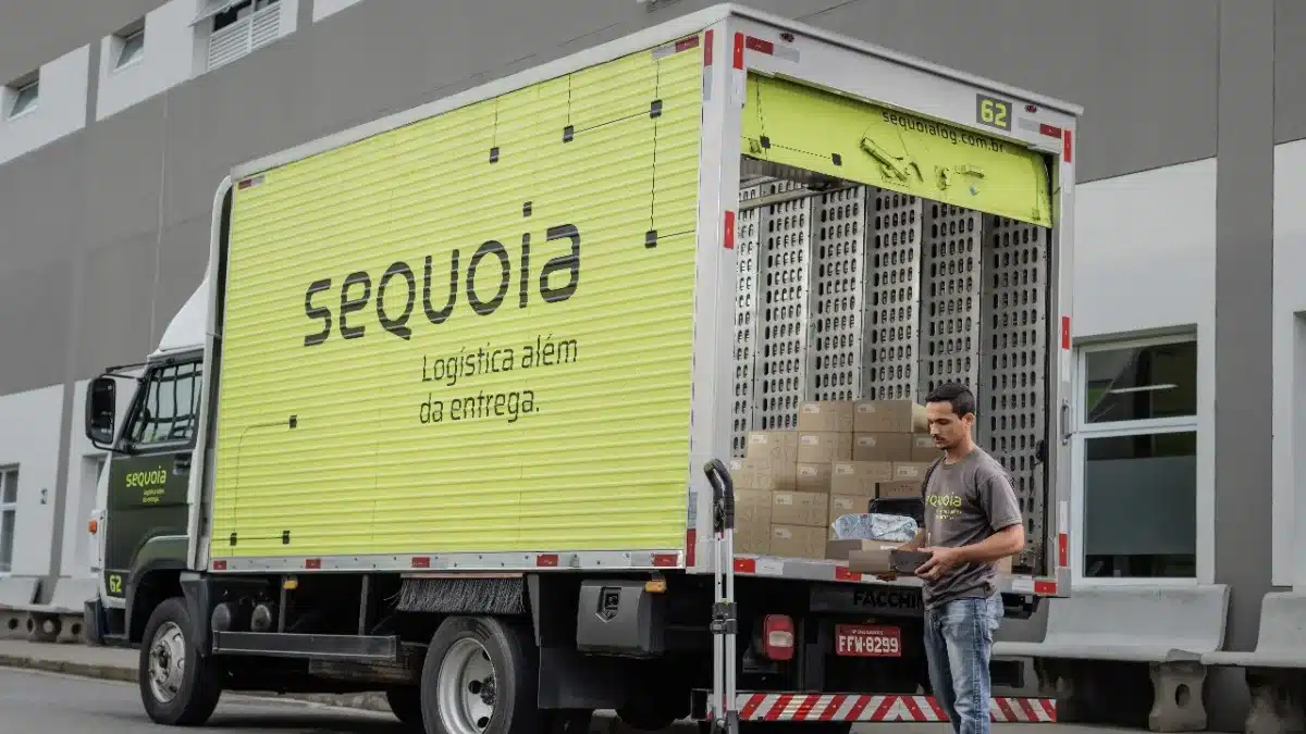 Caminhão da Sequoia Logística e Transportes realizando entrega de mercadorias.