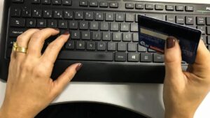 Imagem de um cartão de crédito representando as atividades de serviços.