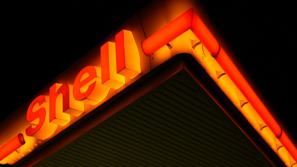 Imagem da fachada de um posto da Shell para ilustrar a matéria jornalística sobre o lucro da empresa.
