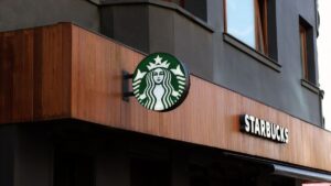 Imagem da fachada da Starbucks para ilustrar uma matéria jornalística sobre a greve nos Estados Unidos.