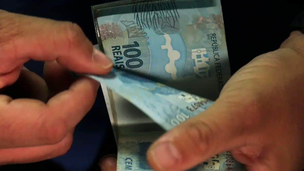 Imagens de cédulas de 100 reais, representando o Tesouro Nacional