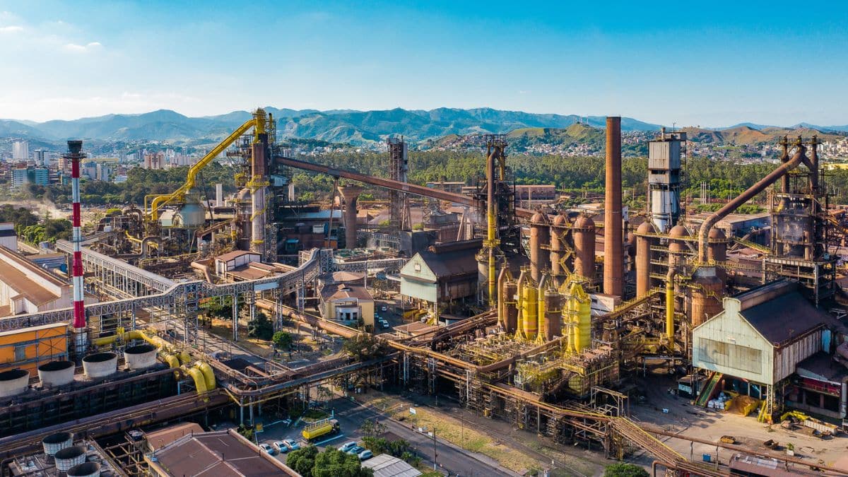 Imagem da indústria da Usiminas para representar o resultado financeiro da Usiminas.