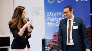 Foto de Ludmila Nascimento, Diretora de Energia e Descarbonização da Vale, e Bart Biebuyck, CEO da GEP, no eveto de divulgação da parceria.