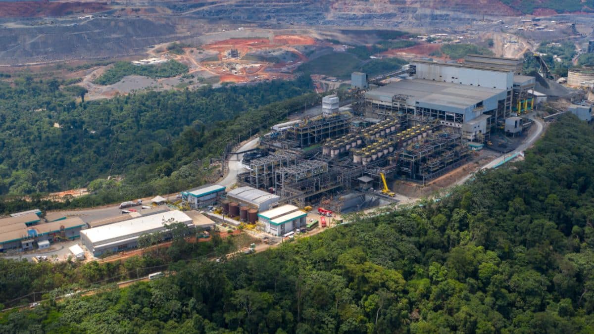 Imagem de uma fábrica/usina da Vale em meio a vegetação para representar uma matéria sobre o resultado financeiro e o lucro da Vale.