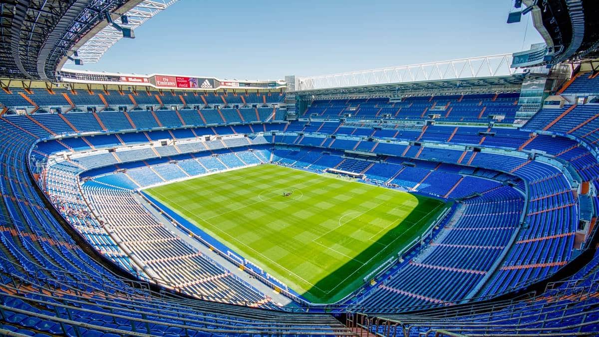 Vista do estádio Santiago Bernabéu, do Real Madrid. Time no qual joga Vini Jr, um dos jogadores de futebol mais bem pagos do mundo