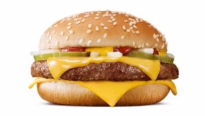 Imagem do sanduíche ''Quarterão com Queijo'' que gerou queda nas ações do McDonald's.