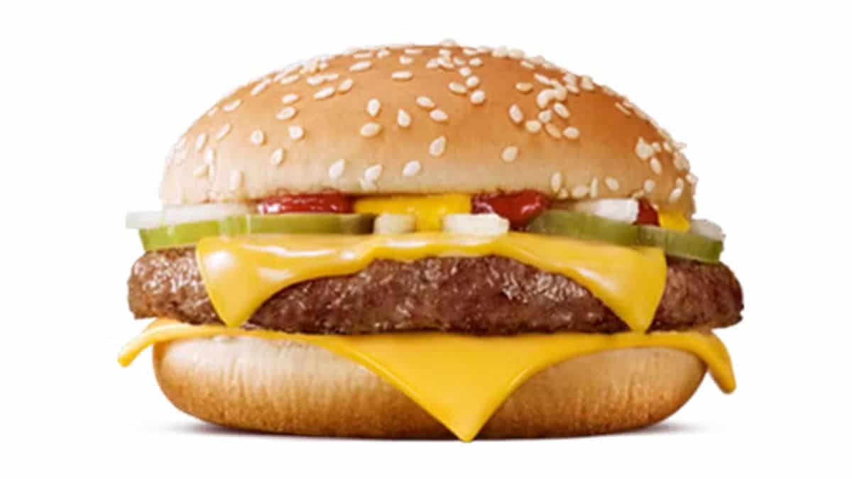 Imagem do sanduíche ''Quarterão com Queijo'' que gerou queda nas ações do McDonald's.