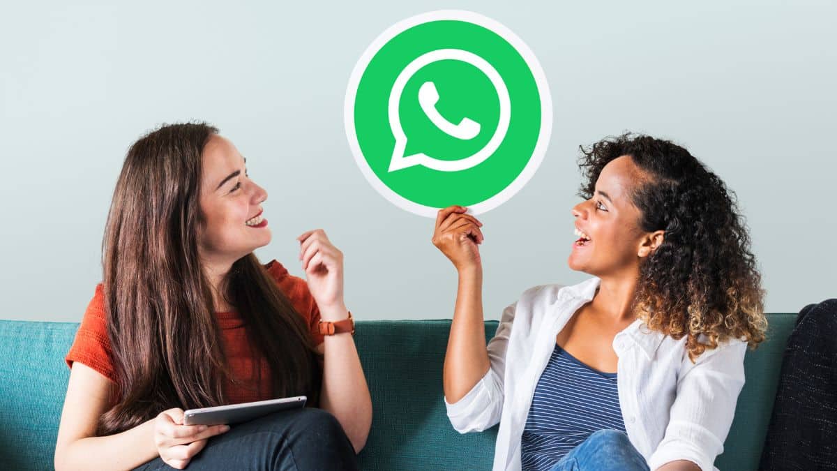 Mulheres conversando e segurando o ícone do WhatsApp.
