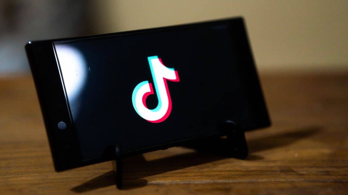 TikTok anuncia demissões e investe US$ 2 bi em IA
