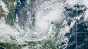 Furacão Milton força evacuações e cancela voos pela Flórida