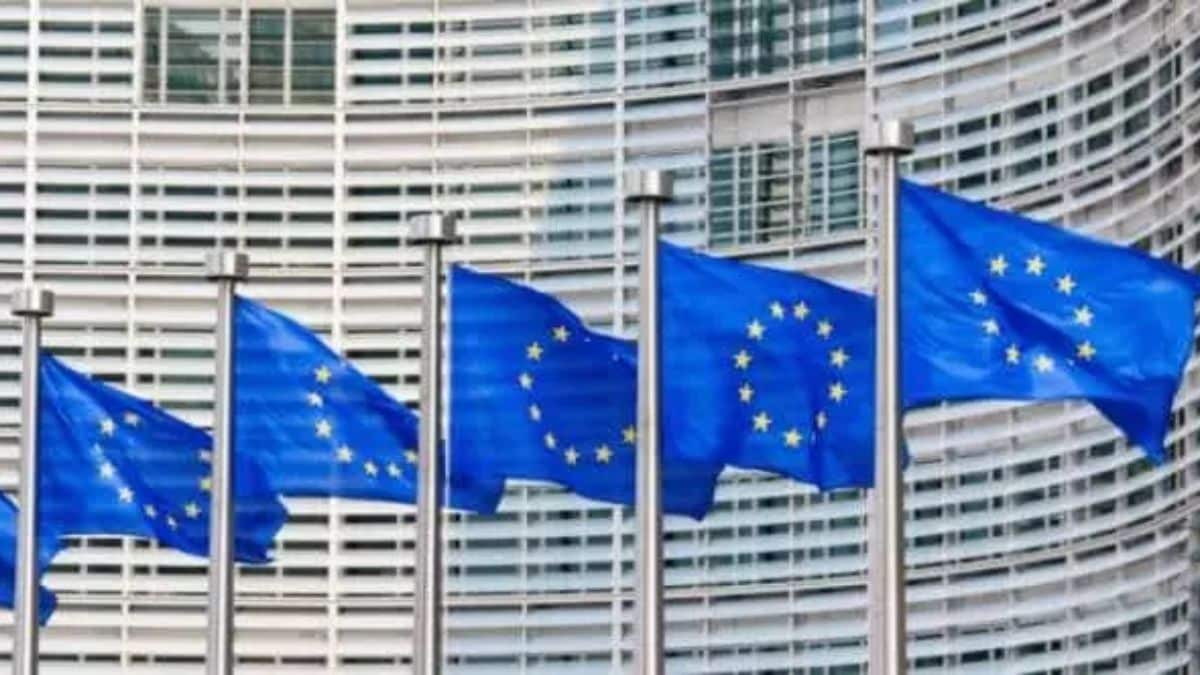 Bandeiras da União Europeia, frisando que a inflação pode atingir a meta de 2% até 2025.