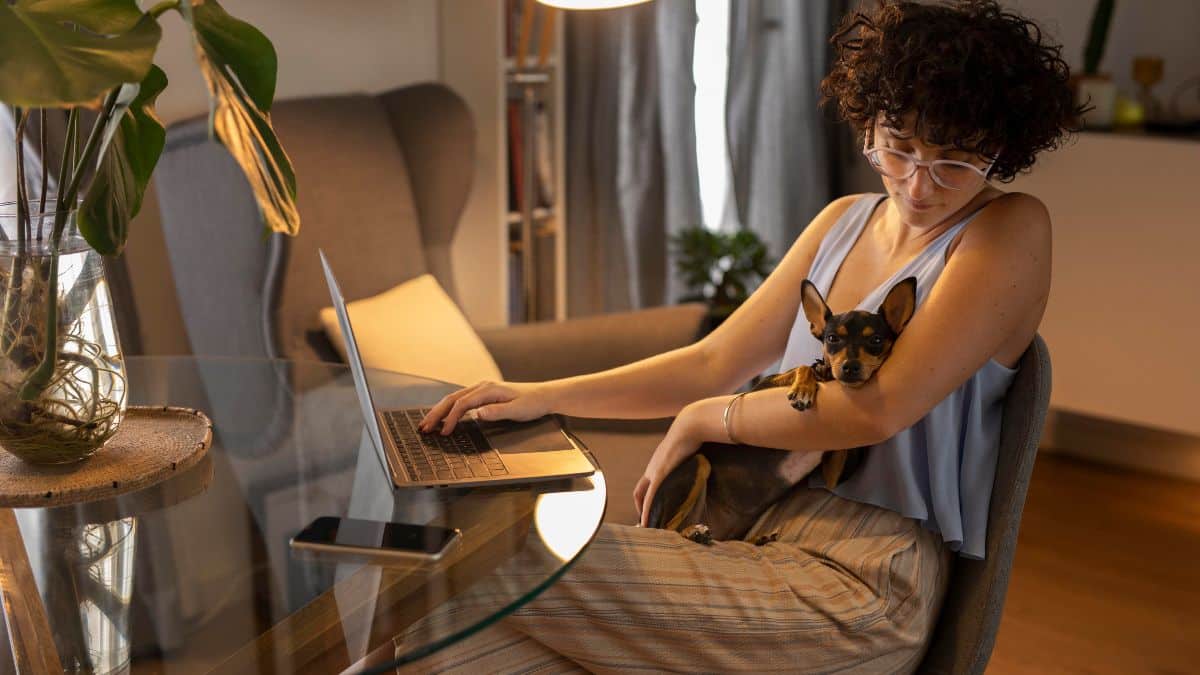 Trabalho remoto traz economia, mas crescimento salarial é menor