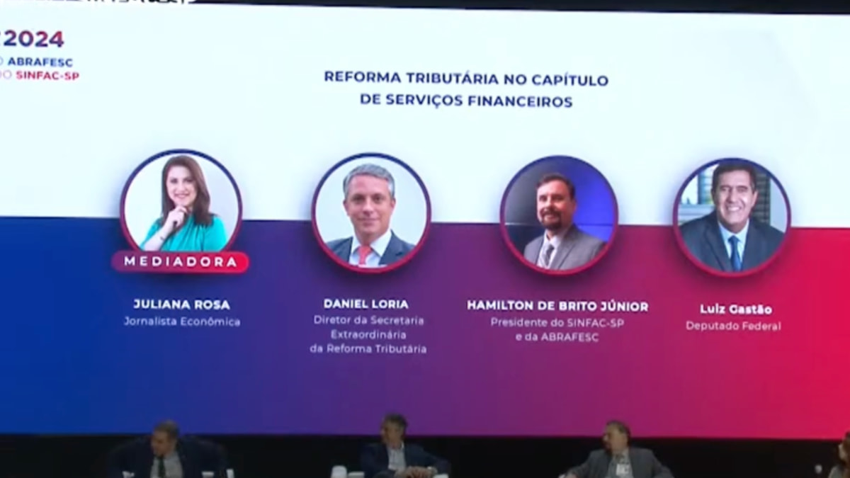 Palco do 17º Simpósio do SINFAC-SP e 4º Congresso da ABRAFESC com palestrantes e convidados especiais durante o evento em São Paulo.