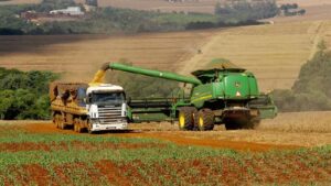 Máquinas operando em campos de plantação. Bahia quer se tornar nova fronteira do Agro no país.
