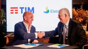 Representantes da TIM e Eletrobras fecham parceria no Brasil.
