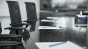 Imagem de uma sala de uma reunião para ilustrar uma matéria jornalística sobre o aumento no valor dos aluguéis comerciais.