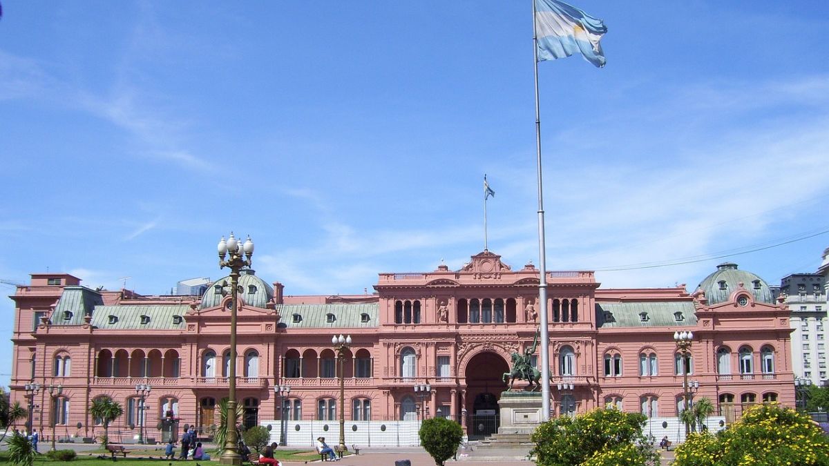 Imagem da Casa Rosada, sede do governo da Argentina. A imagem é para ilustrar a matéria sobre o Peso Argentino.