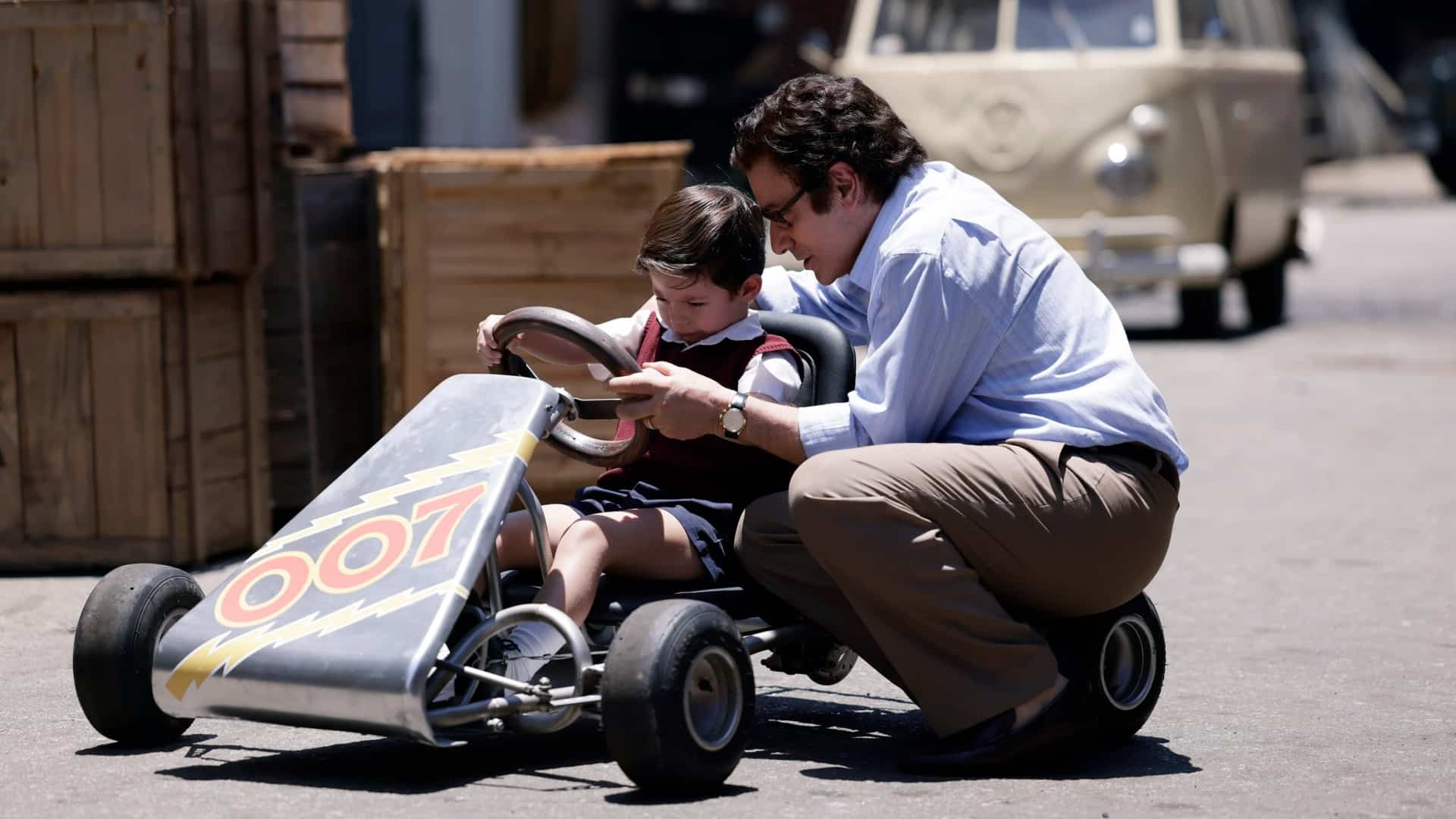Cena da série sobre Ayrton Senna na Netflix: ator retratando Senna sentado em seu primeiro kart, com outro ator ao lado representando sua infância.