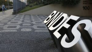 O BNDES registrou lucro de R$ 26,4 bi em 2024, com crescimento na carteira de crédito e apoio às pequenas empresas. Inadimplência caiu.