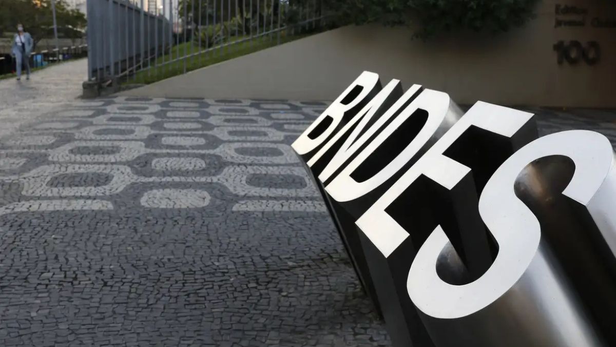 O BNDES registrou lucro de R$ 26,4 bi em 2024, com crescimento na carteira de crédito e apoio às pequenas empresas. Inadimplência caiu.