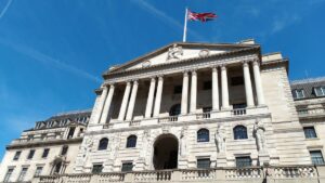 Imagem da fachada do Banco Central da Inglaterra para ilustrar uma matéria jornalística sobre o corte nos juros feito pelo Banco da Inglaterra para conter a inflação.