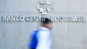 Imagem do prédio do Banco Central, destacando os dados sobre o déficit primário no setor público, que alcançou R$ 245,6 bilhões em 12 meses.