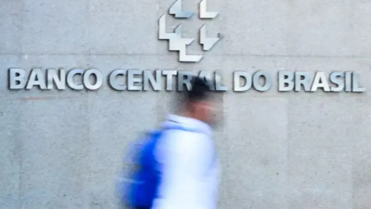 Imagem do prédio do Banco Central, destacando os dados sobre o déficit primário no setor público, que alcançou R$ 245,6 bilhões em 12 meses.