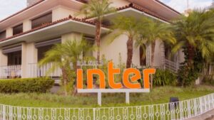 Em 2024, a Inter alcançou um lucro líquido de R$ 973 milhões, crescimento três vezes maior que no ano anterior. Empresa foca na expansão segura.
