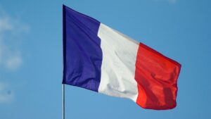 O PIB da França caiu 0,1% no quarto trimestre de 2024, mas fechou o ano com crescimento de 1,1%. O setor de serviços segue como principal motor econômico.