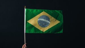 Imagem da bandeira do Brasil com um fundo preto. A foto é para ilustrar a matéria sobre a participação do Brasil e quais são os países do G20 e o valor do PIB de cada um.