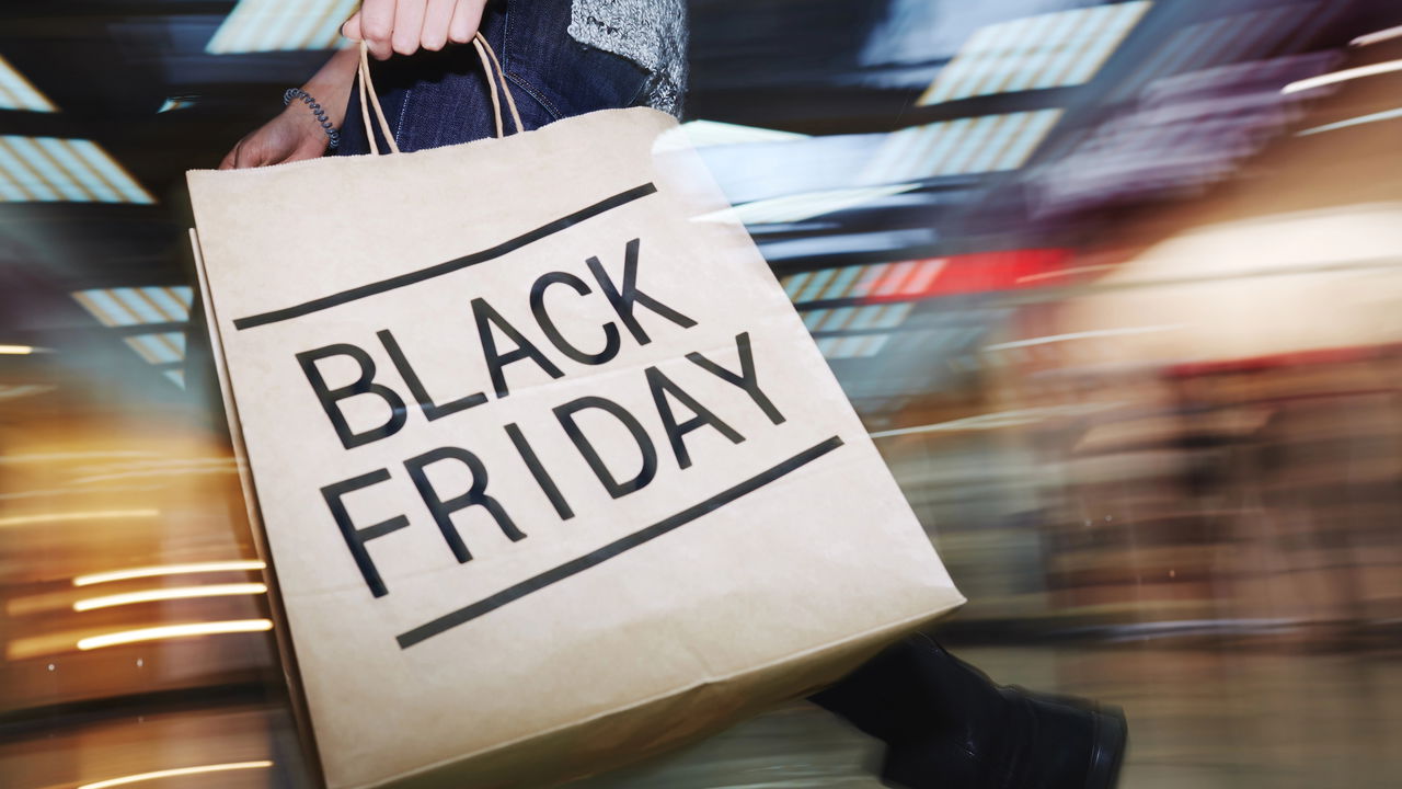 Sacola preta com inscrição 'Black Friday', representando as expectativas de crescimento de vendas de até 10,3% no varejo paulista em 2024, segundo a FecomercioSP.