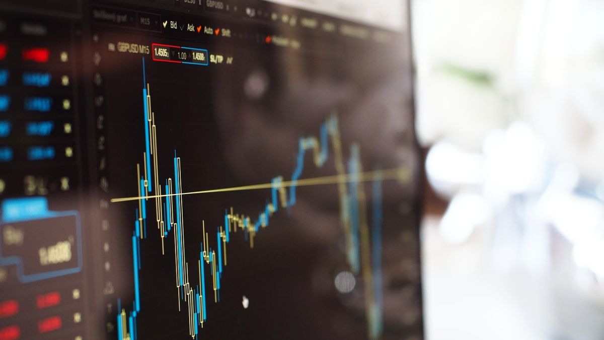 O mercado financeiro registrou oscilações nesta terça (11), com o dólar em queda e o euro em alta. Outras moedas e o Bitcoin também tiveram variações.
