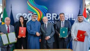 Representantes de Brasil e Emirados Árabes com memorando de acordo de investimento assinado.