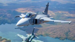 Aeronaves Caças sobrevoando porção de águe. Modelos Gripen da FAB terão atraso na entrega.