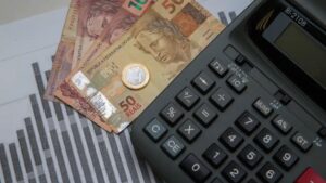 Inflação IPCA-15 sobe 0,36% em maio. Vestuário, saúde e habitação pressionam, mas alimentos e passagens aliviam índice.