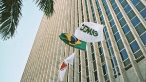 Justiça suspende decisão que obrigava a Cemig a depositar R$ 912 milhões em disputa com a fundação de previdência Forluz.