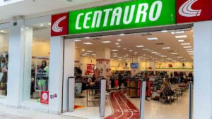 Imagem da fachada da loja da Centauro para ilustrar a matéria jornalística sobre o balanço financeiro no trimestre.